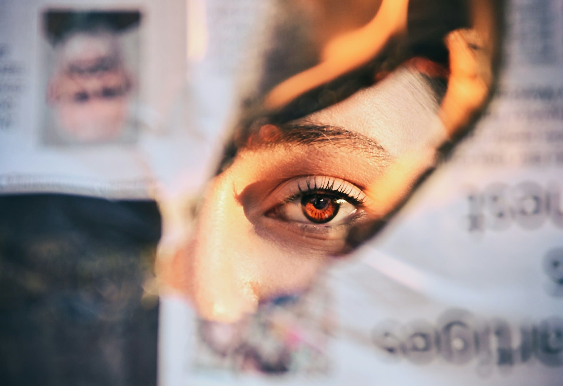quotidiniano giornale occhio (Foto di Elias Maurer su Unsplash)